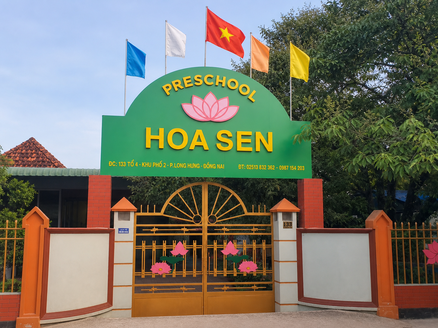 Cổng trường nhìn rộng