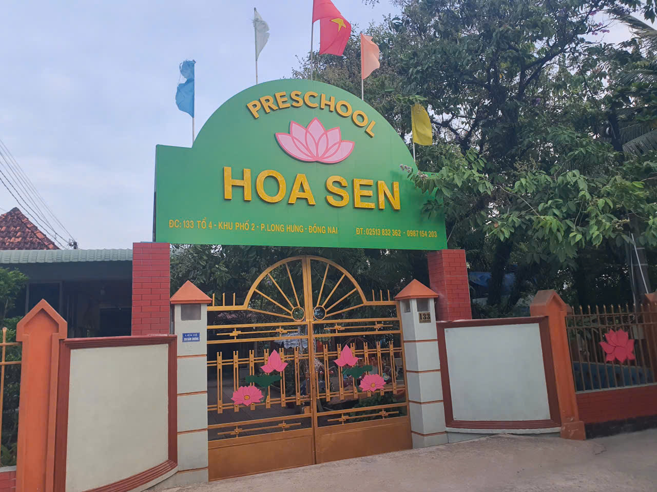 Cổng trường nhìn rộng